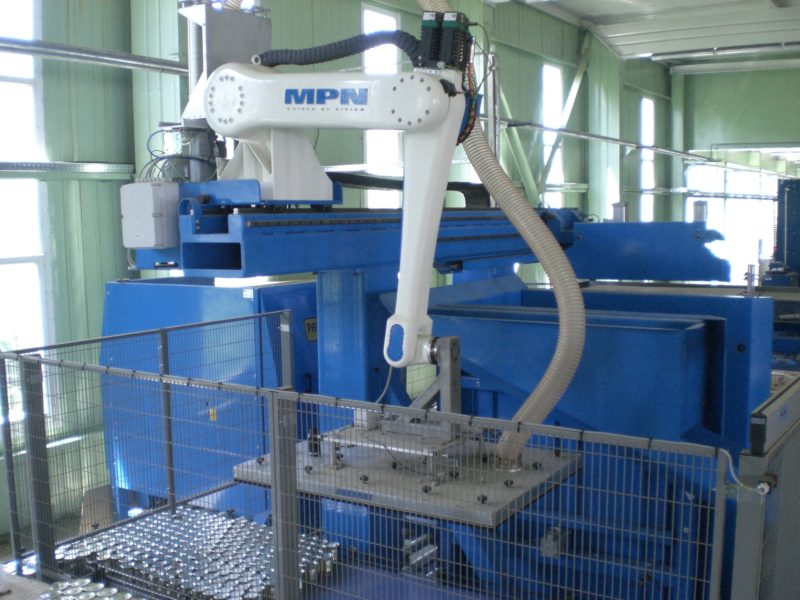 Palletizing robot for palletizing cans and glass